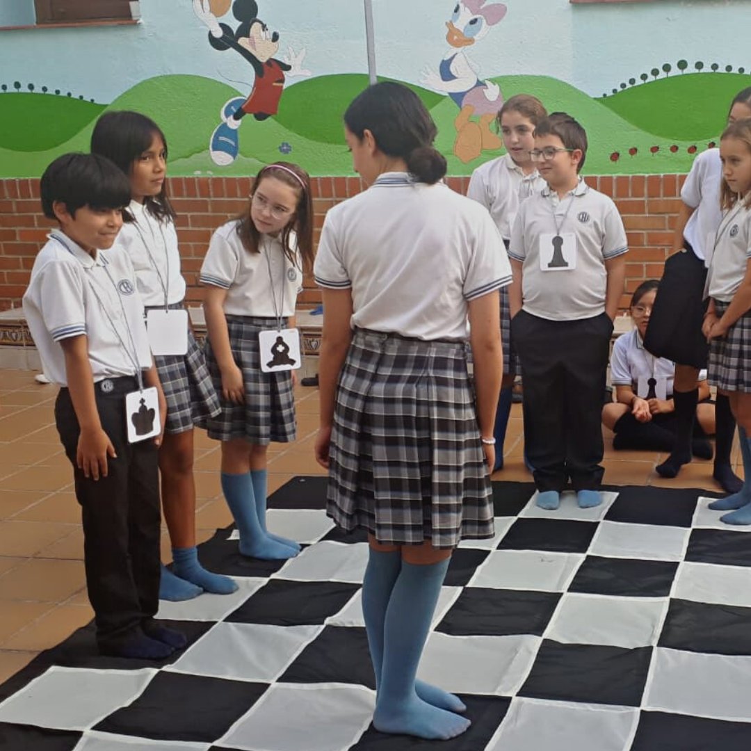 SagradoCMadrid's tweet photo. ¡Aprendemos a jugar al #ajedrez con el programa EntusiasMAT! ♟️
#EntusiasMAT es un proyecto didáctico-pedagógico que ofrece la posibilidad de enseñar matemáticas de una forma manipulativa y motivadora. Este programa permite trabajar esta asignatura de una páctica y lúdica. https://t.co/wjcRWkmia9