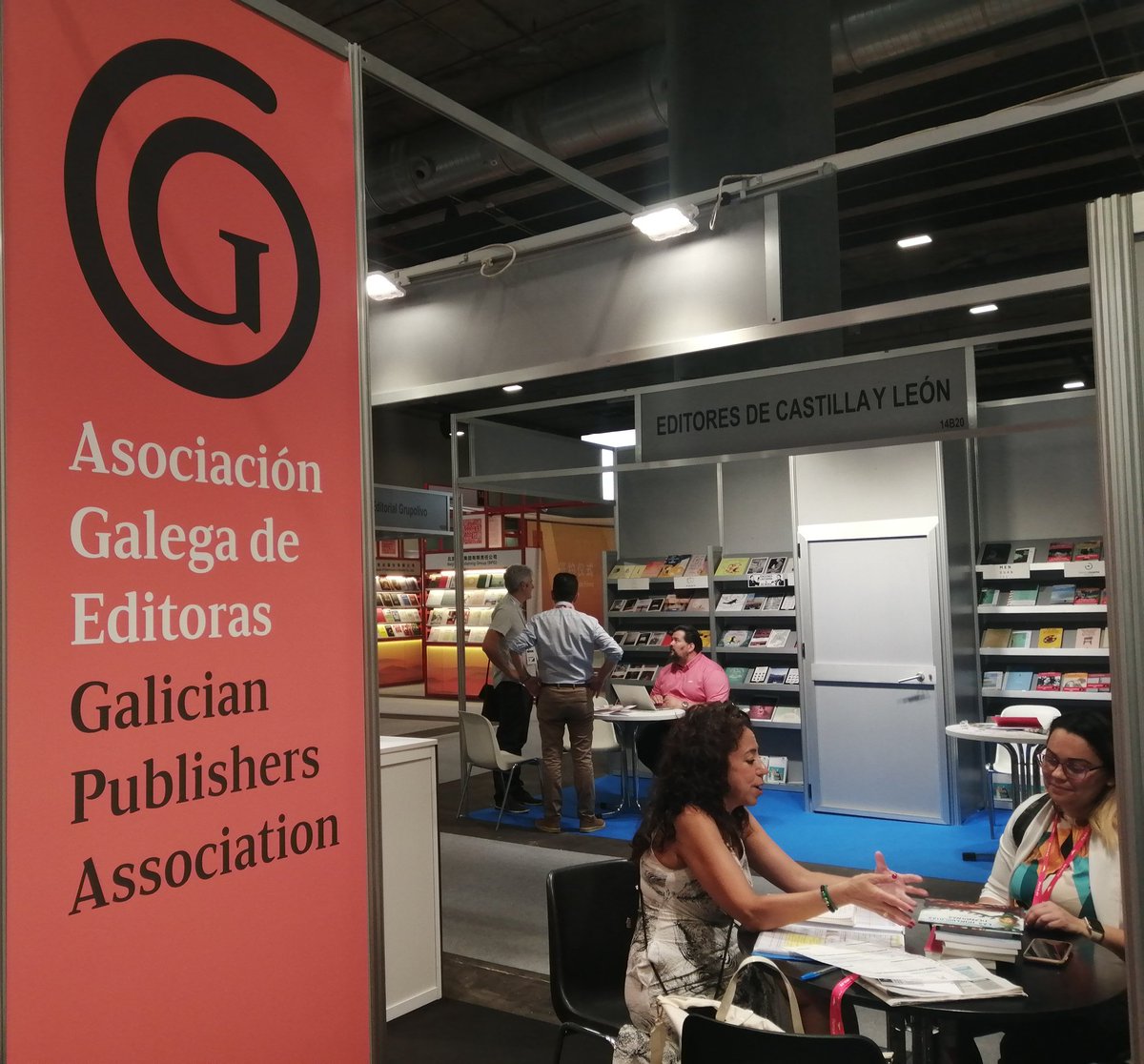 EditorasGalegas's tweet photo. #Feirasinternacionais| 📚 Última xornada da #LIBER23 con moita actividade e xuntanzas no stand das @EditorasGalegas
| @CEDROenlinea @FeriaLiber
#libro #edición #comercioexterior
#kalandraka #alvarellos #herculesdeediciones #editorasgalegas https://t.co/Iy7OOHexUy