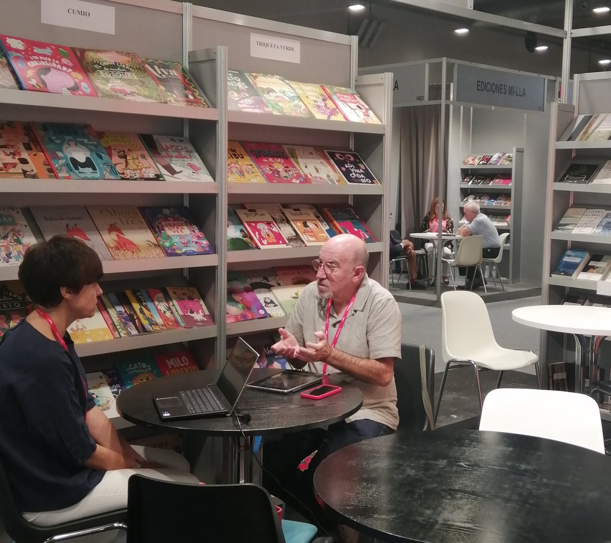 EditorasGalegas's tweet photo. #Feirasinternacionais| 📚 Última xornada da #LIBER23 con moita actividade e xuntanzas no stand das @EditorasGalegas
| @CEDROenlinea @FeriaLiber
#libro #edición #comercioexterior
#kalandraka #alvarellos #herculesdeediciones #editorasgalegas https://t.co/Iy7OOHexUy