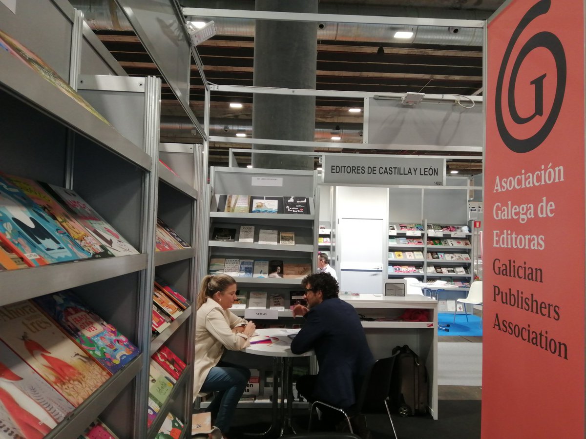 EditorasGalegas's tweet photo. #Feirasinternacionais| 📚 Última xornada da #LIBER23 con moita actividade e xuntanzas no stand das @EditorasGalegas
| @CEDROenlinea @FeriaLiber
#libro #edición #comercioexterior
#kalandraka #alvarellos #herculesdeediciones #editorasgalegas https://t.co/Iy7OOHexUy