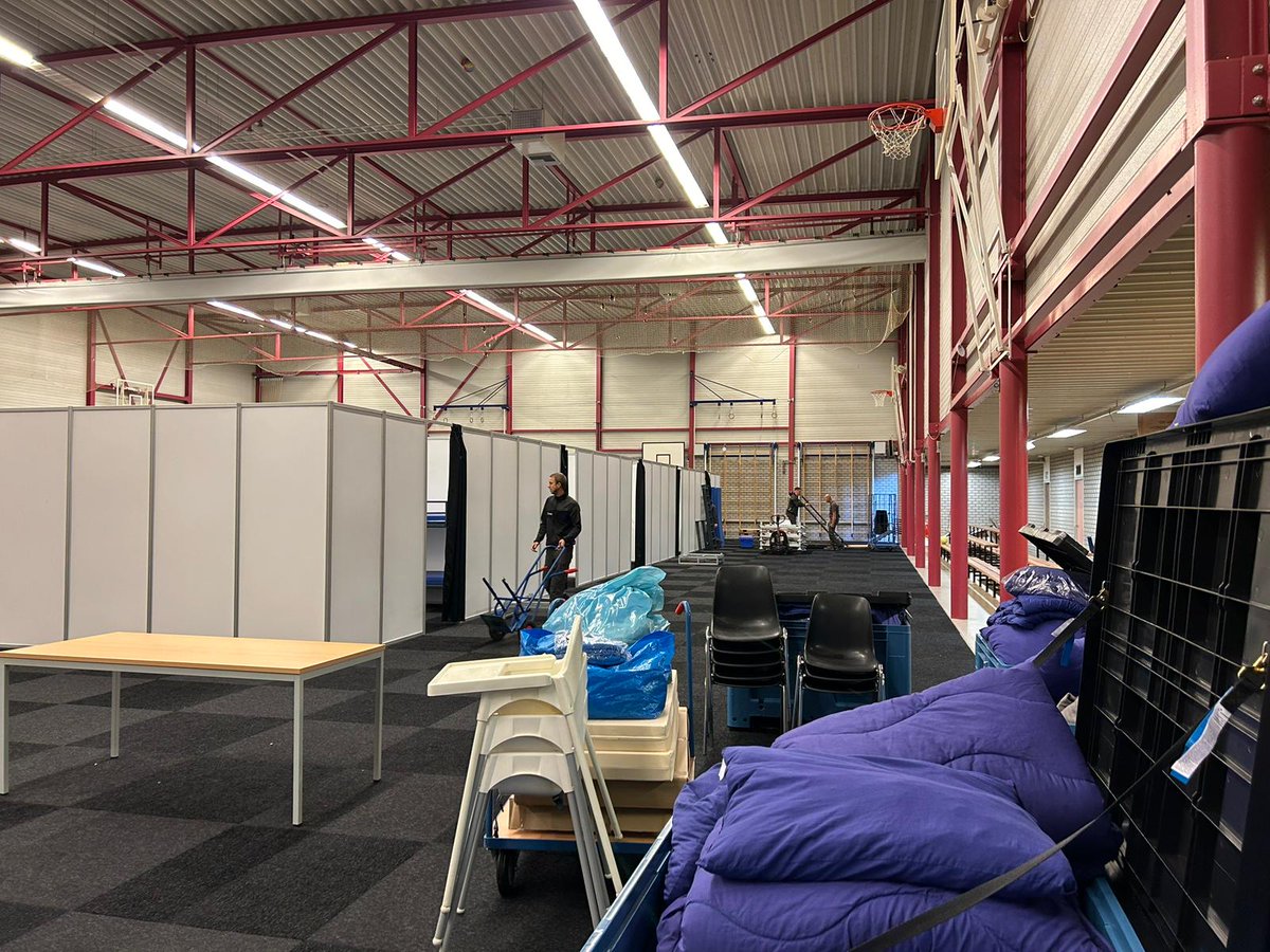 Vanochtend zijn de laatste vluchtelingen uit de crisisnoodopvang Oudewater vertrokken. Vanaf maandag 9 oktober kunnen de verengingen en scholen weer als vanouds gebruikmaken van de sporthal.