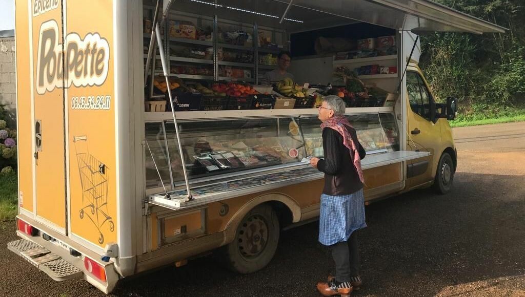 icibreizhizel's tweet photo. "Chez Poupette", en centre-Bretagne, bien plus qu'une épicerie ambulante 
➡️ https://t.co/XoI3ykX1wj https://t.co/gg53r50nPF