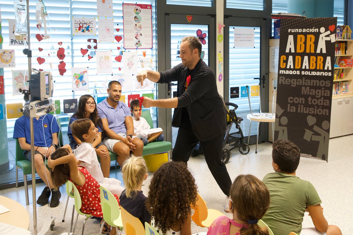 🪄Los habitaciones y los pasillos del Hospital se han transformado en un escenario mágico gracias a la visita del ilusionista <a href="/JorgeBlass/">Jorge Blass</a>. Sus trucos de magia han desatado risas y asombro.

¡Michas gracias <a href="/fundabracadabra/">FundaciónAbracadabra ... ❤️♠️♦️♣️</a>  por hacerlo posible!