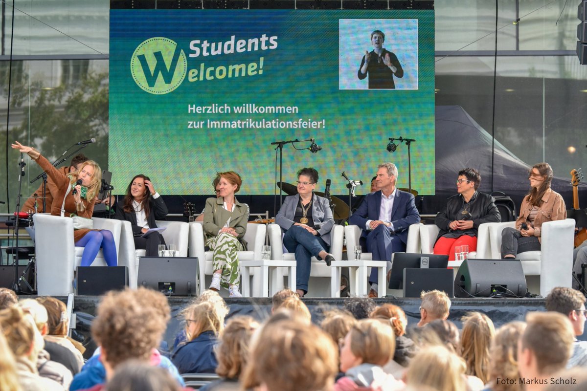 Mit ihrer traditionellen Immatrikulationsfeier hat die MLU am Donnerstag ihre neuen Erstsemester begrüßt. Mehr als 3.600 Menschen haben sich für ein Studium an der größten Hochschule in <a href="/sachsenanhalt/">Sachsen-Anhalt</a> entschieden. Die schönsten Eindrücke findet ihr hier: campus-halensis.de/immafeier23