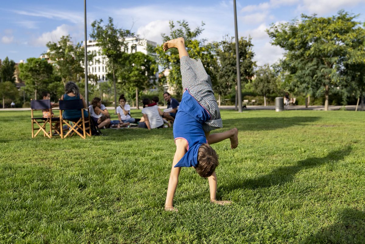 BCN_EspaiPublic's tweet photo. 💚La Clariana del parc de #lesGlòries ofereix un servei gratuït de gandules, taules, cadires i para-sols, així com activitats dirigides i de lleure.

🗓️De dilluns a diumenge.
🕚D'11 a 18 h.
🌞Per treballar, llegir, conversar o relaxar-se .

📍 La Clariana també tanca a les 18 h. https://t.co/PntCq0tvSf