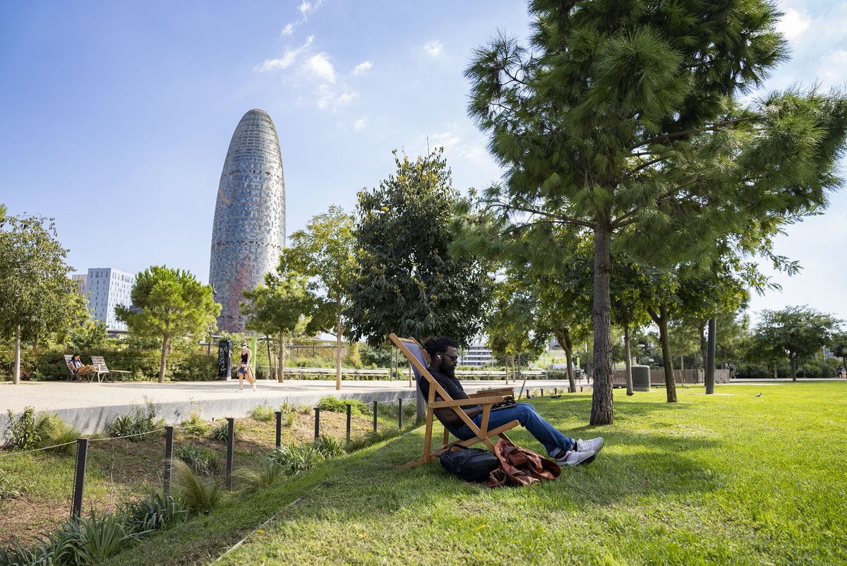 BCN_EspaiPublic's tweet photo. 💚La Clariana del parc de #lesGlòries ofereix un servei gratuït de gandules, taules, cadires i para-sols, així com activitats dirigides i de lleure.

🗓️De dilluns a diumenge.
🕚D'11 a 18 h.
🌞Per treballar, llegir, conversar o relaxar-se .

📍 La Clariana també tanca a les 18 h. https://t.co/PntCq0tvSf