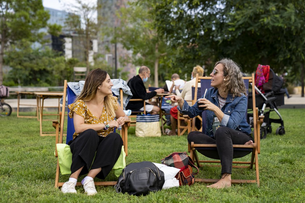BCN_EspaiPublic's tweet photo. 💚La Clariana del parc de #lesGlòries ofereix un servei gratuït de gandules, taules, cadires i para-sols, així com activitats dirigides i de lleure.

🗓️De dilluns a diumenge.
🕚D'11 a 18 h.
🌞Per treballar, llegir, conversar o relaxar-se .

📍 La Clariana també tanca a les 18 h. https://t.co/PntCq0tvSf