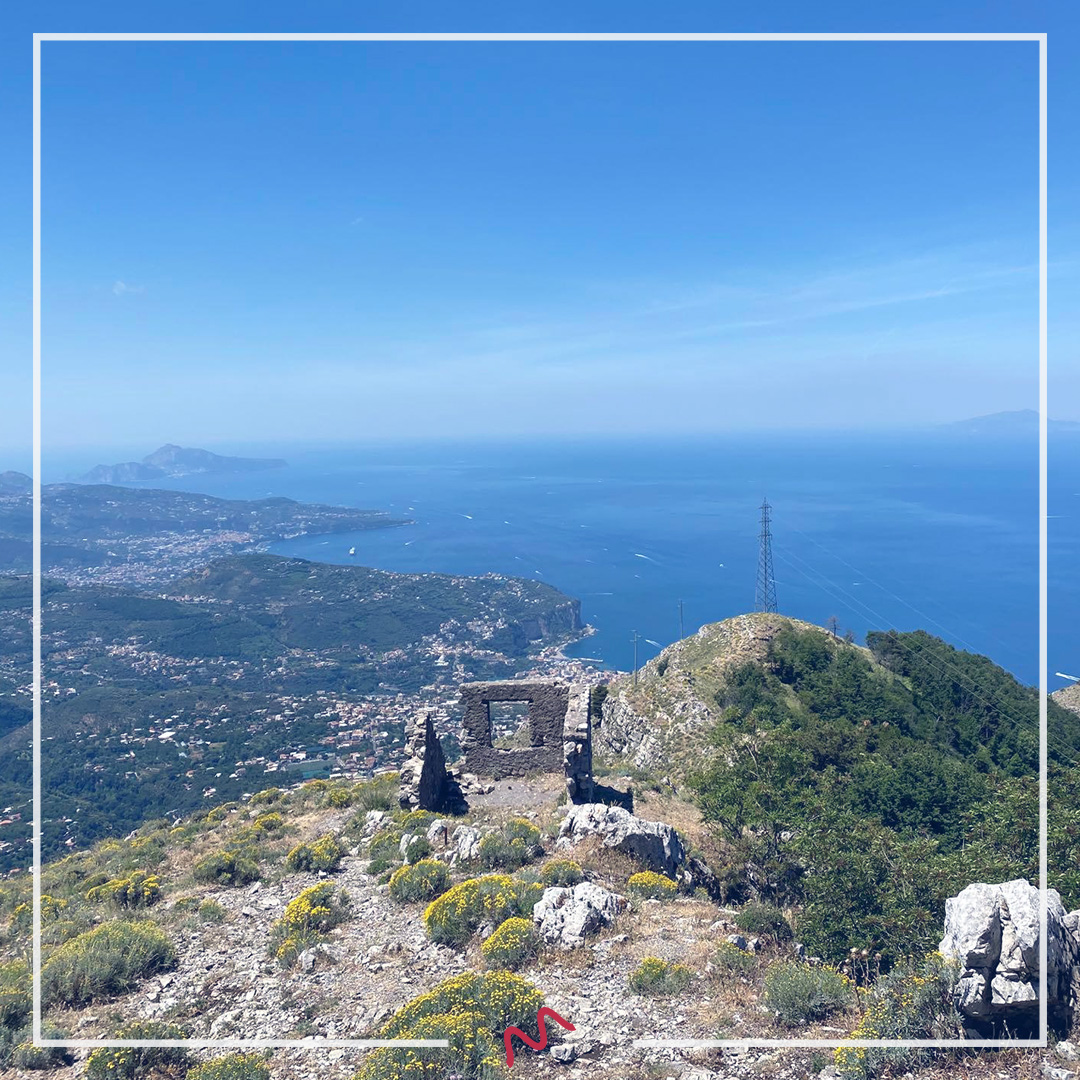 Where in the world do you reckon this stunning place is? 🌎  #calimoto #calimotour #calimotoapp #motorcycle #curvyroads #windyroads #puremotorcycling #motorcycleride #nomorestraightroads #motorcycletrip #motorcycleadventure #motorcycletouring #motorcyclingseason