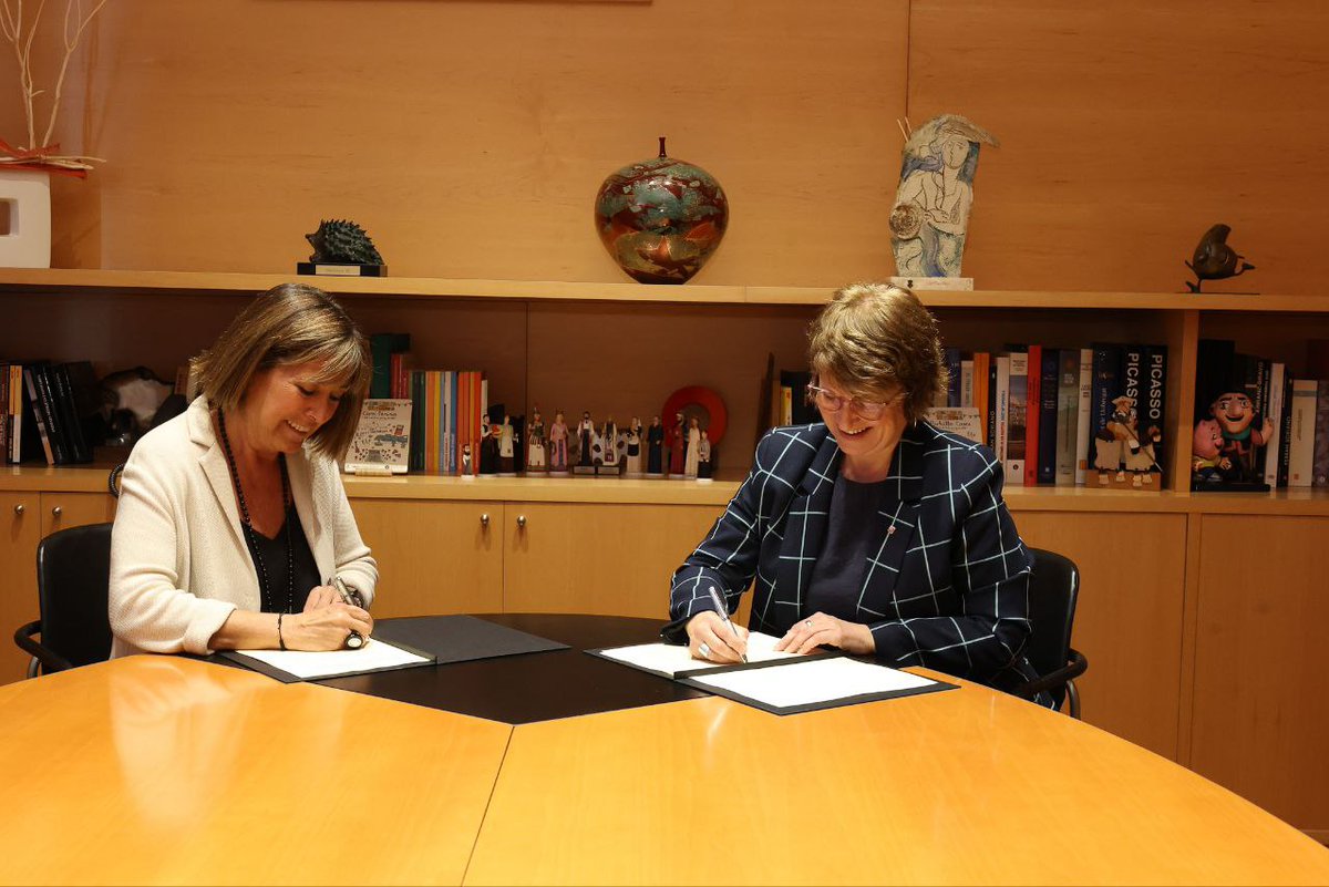 nuriamarinlh's tweet photo. Molt satisfets per la signatura del conveni de construcció de l'edifici @escpacocandel. Un projecte consensuat amb la comunitat educativa, les famílies, @LHAjuntament i @educaciocat. Tots hem lluitat per aconseguir-ho i convertir l’escola en un model educatiu de referència. https://t.co/91wScet6xE