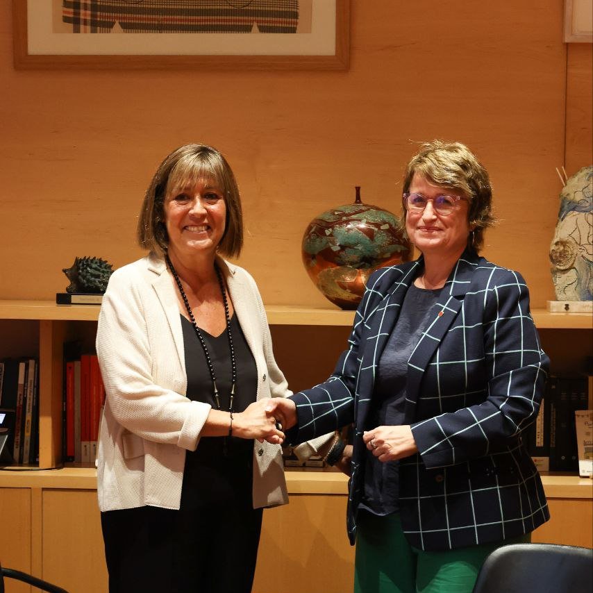 Molt satisfets per la signatura del conveni de construcció de l'edifici <a href="/escpacocandel/">Escola Paco Candel</a>. Un projecte consensuat amb la comunitat educativa, les famílies, <a href="/LHAjuntament/">Ajuntament de L'Hospitalet</a> i <a href="/educaciocat/">Educació</a>. Tots hem lluitat per aconseguir-ho i convertir l’escola en un model educatiu de referència.