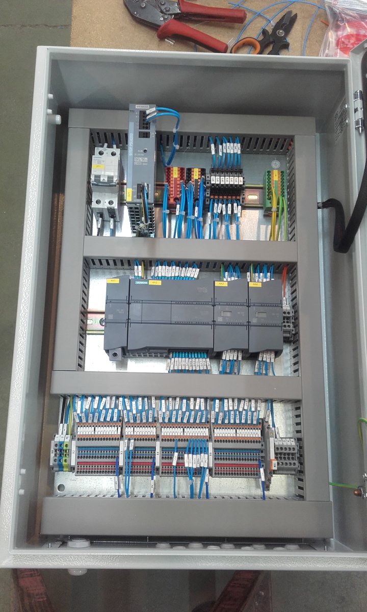 ReleProPLC's tweet image. Uno de nuestros clientes nos envía este prototipo de cuadro de control con Simatic S7-1200 de @siemens_ind Máxima fiabilidad para tus procesos.