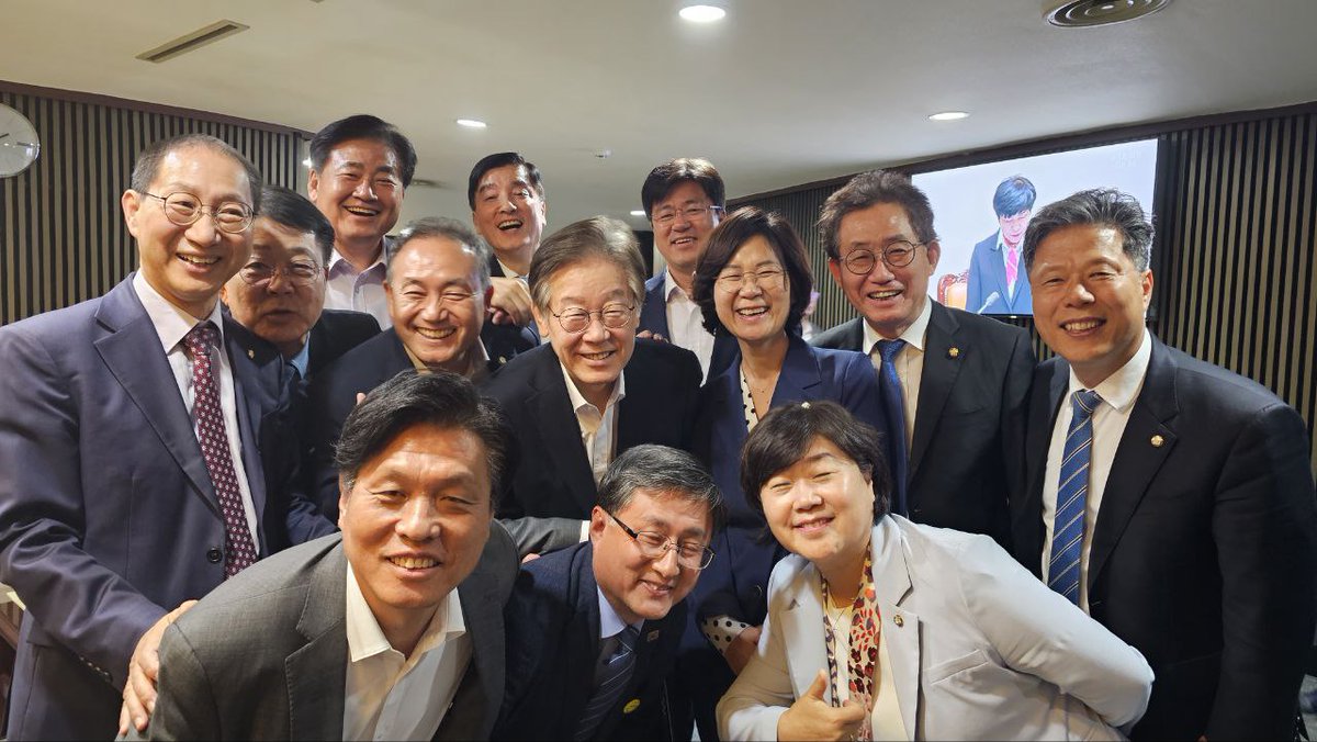 채 상병 관련 신속처리안건 통과!!

병원에서 단식 회복치료 중임에도 <순직해병 수사방해 및 은폐 등의 진상규명을 위한 특별검사의 임명 등에 관한 법률안>에 대한 '신속처리안건 지정동의의 건'에 투표하기 위해 이재명 대표께서 본회의에 참석했습니다.