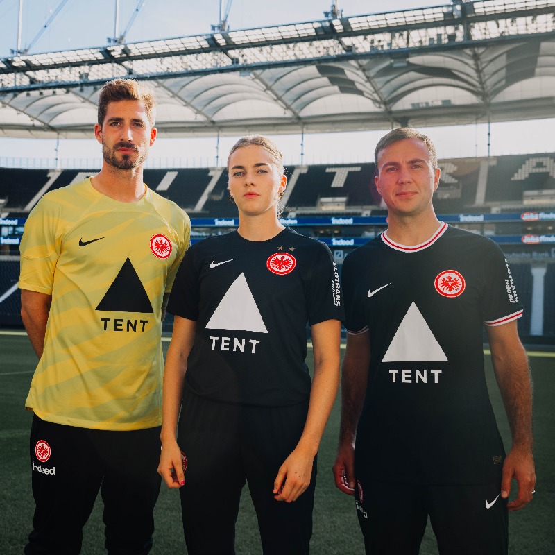 Eintracht's tweet photo. ✨ Sondertrikot für das Spiel gegen den @1FCHeidenheim!

@Indeed überlässt der gemeinnützigen Organisation @tentorg die Trikotbrust von Eintracht Frankfurt.
 
#SGE #SGEFCH @IndeedDeutsch
