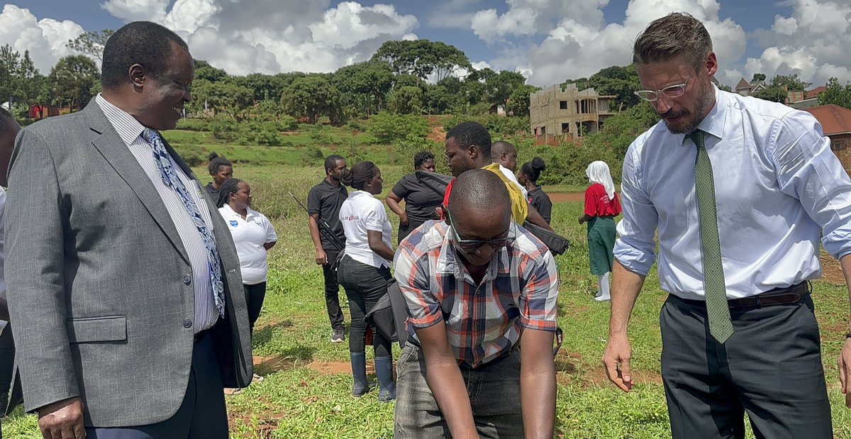 TotalEnergiesUG's tweet image. The nationwide endeavor aims to restore Uganda&apos;s indigenous tree species through collective efforts especially the private sector, with a goal of planting and nurturing 40 million trees annually. #RunningOutOfTrees 

📸 Hon. Minister Sam Cheptoris joins @jean_gavalda - Director…