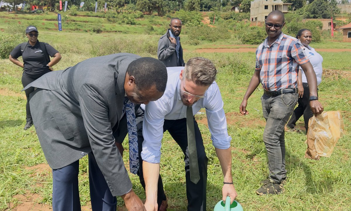 TotalEnergiesUG's tweet image. The nationwide endeavor aims to restore Uganda&apos;s indigenous tree species through collective efforts especially the private sector, with a goal of planting and nurturing 40 million trees annually. #RunningOutOfTrees 

📸 Hon. Minister Sam Cheptoris joins @jean_gavalda - Director…