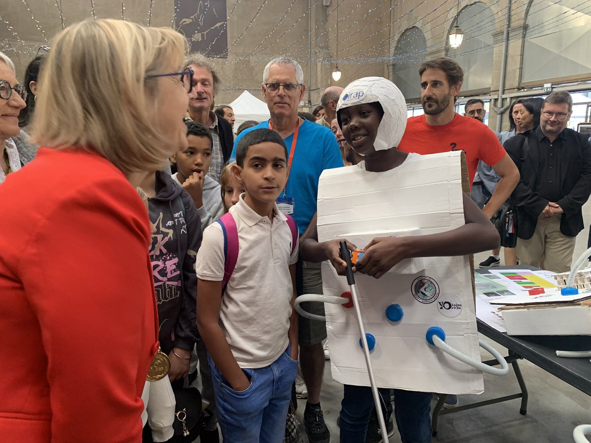 sophiebejean's tweet photo. Lancement à Carcassonne de la @FeteScience en Occitanie par la Ministre @sretailleau en présence des élus.
✅2000 élèves accueillis chaque jour
✅laboratoires et chercheurs présents
Merci à @instantscience et les @Petit_Deb_Occi et à l’équipe de la DRARI @RA_Occitanie 
#FDS2023 https://t.co/w3ye9ZXuyW
