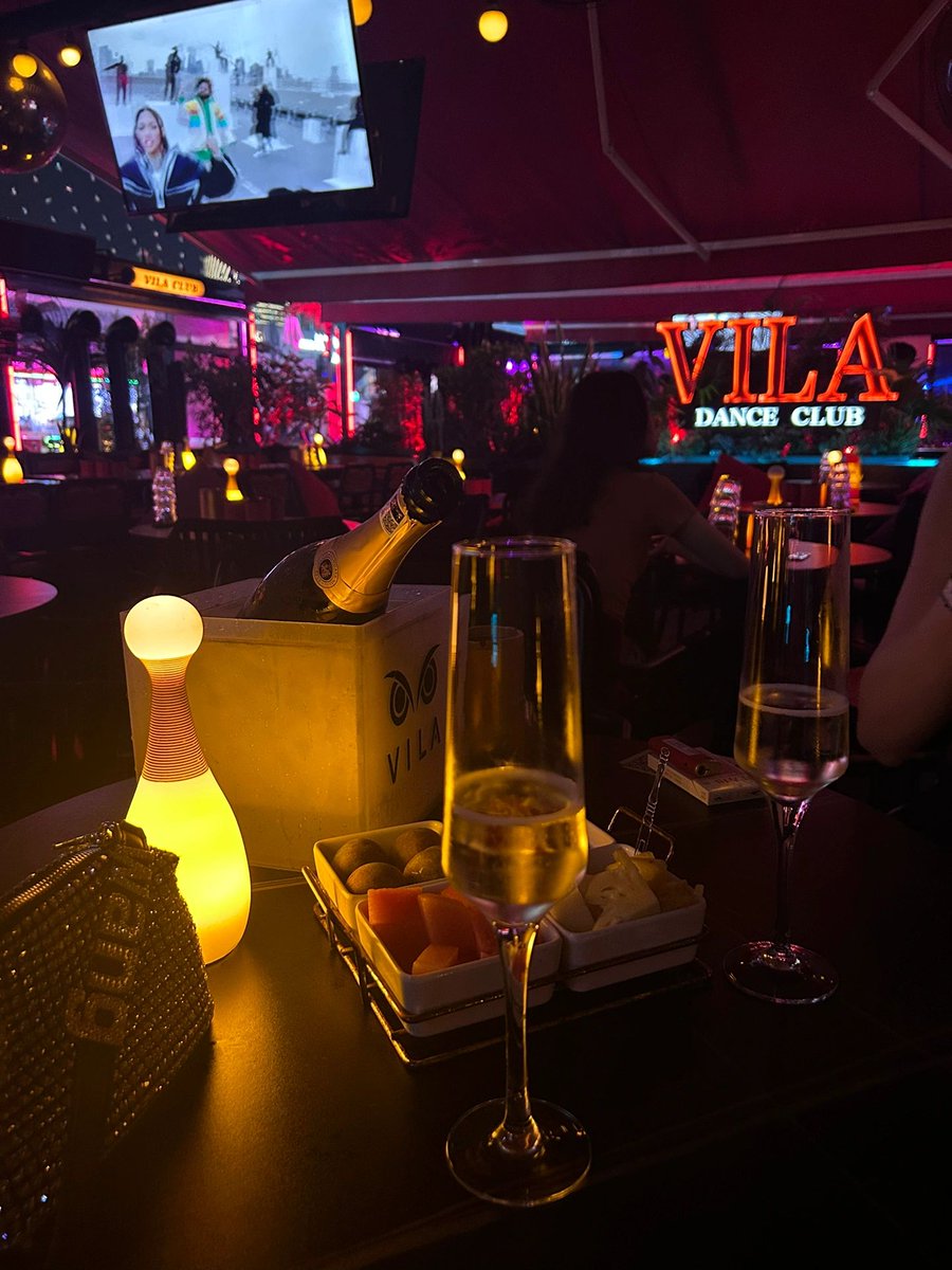 denkaimawan's tweet photo. It is said that a bar with the most young people is full of handsome men in the store not only can drink and dance, but also can play billiards.  I heard that this bar has a full atmosphere and every shot is very good, so we came😝😝😝😝😝 https://t.co/nAccOxo6Sk