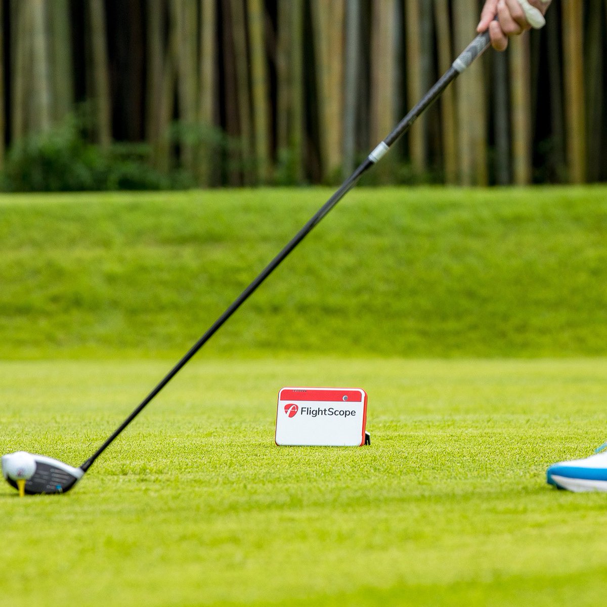 FlightscopeJ's tweet image. 特許取得済の3Dドップラー方式レーダー搭載のMEVO＋は、屋外、室内ともにインパクト時のクラブデータと打ち出されたボールの初期値を実測表示し、その実測値から様々なデータ予測値を算出する持ち運びにもすぐれたポータブルローンチモニター（弾道測定器)です。
もちろん、ラウンドにも。