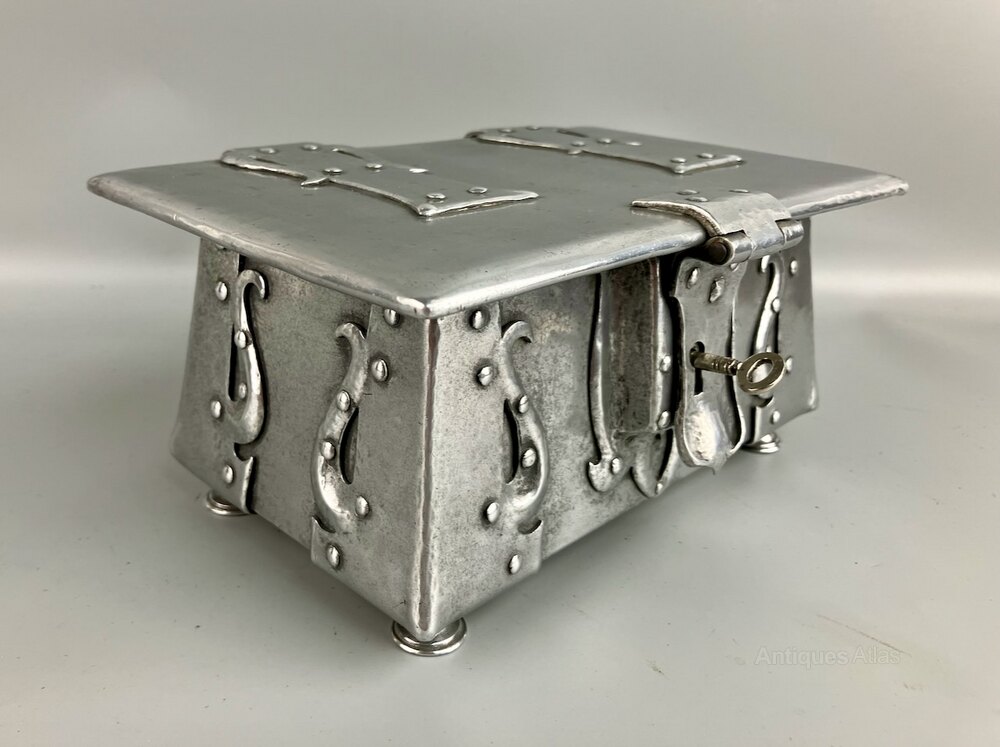 antiques_atlas's tweet photo. For sale on Antiques Atlas We Have 1264 Antique Boxes On This Link https://t.co/NSDq2Jx3NZ
Great🎄🎁 Gifts 
Including this Good Arts &amp; Crafts White Metal Casket Box On This Link https://t.co/jfs96s8Qgl 
Levels Antiques
@LevelsAntiques 
#antiquebox #antiqueboxs https://t.co/718tGL8nC3