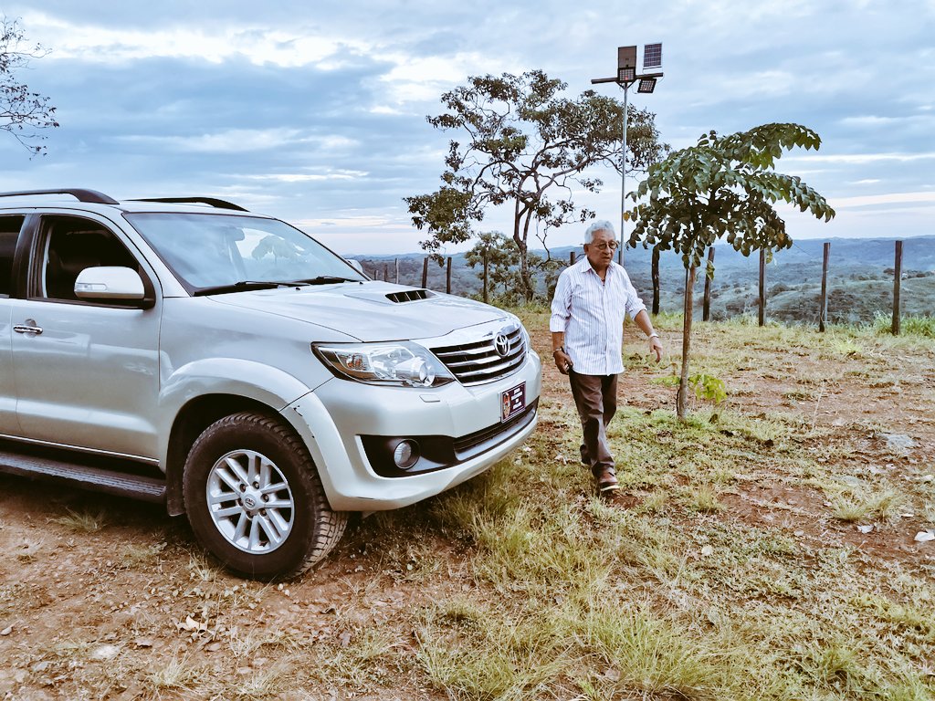 CarlosCalyRuiz's tweet image. Ese pelao de la foto, es mi guía,  todavía no me termina de conocer y lo sorprendo a diario, a sus 77 años, a aprendido a tener nervios de acero ( @mi lado😂) , 0 es3s y vivir la vida a plenitud al lado de sus hijos, nosotros #CarlitosRuiz #Elprof #NelsonNed