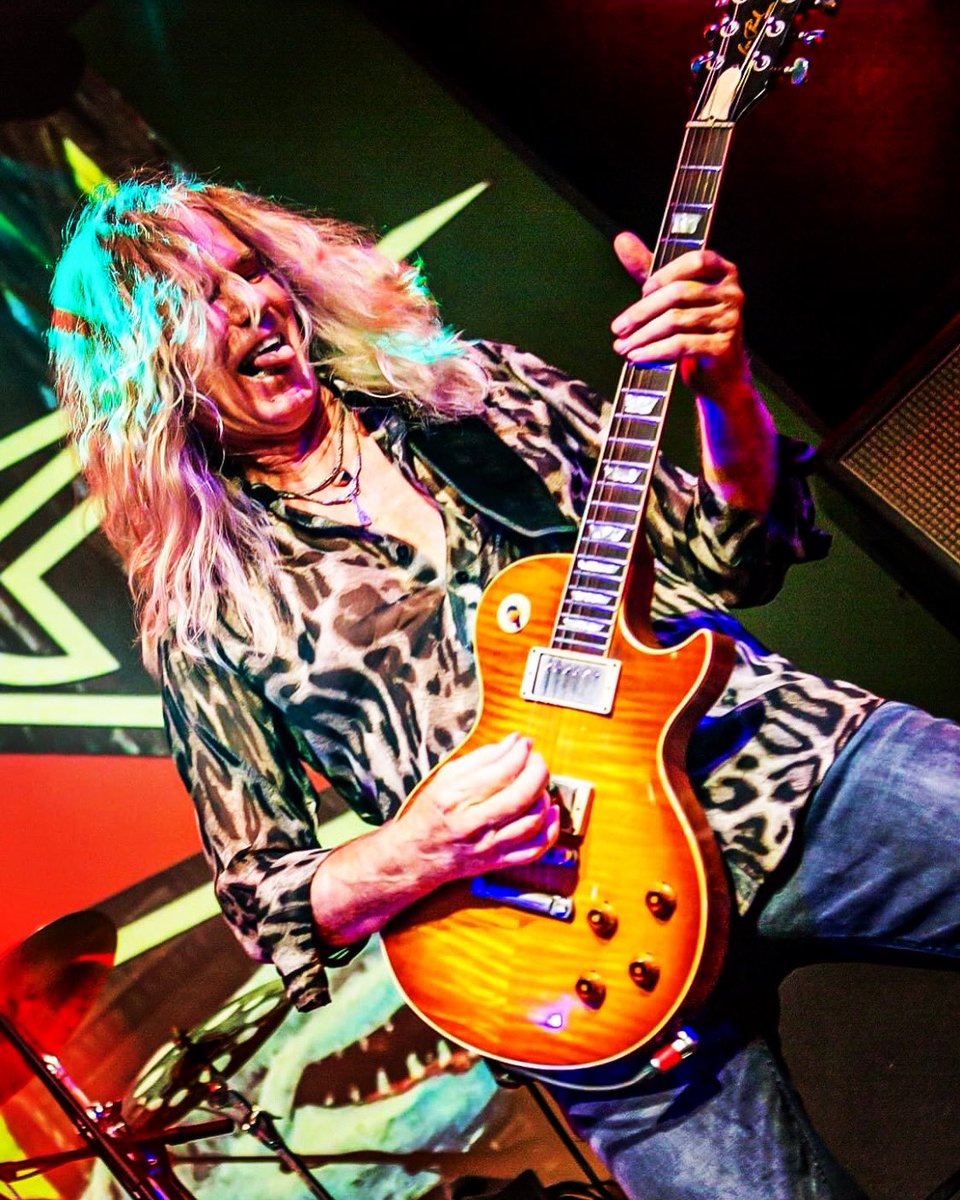 Buenos Dias amigos!
People don’t know my suffering when your tongue has a mind of its own and tries to escape while you’re trying to focus on your geetar weedling. It’s ruff!
☠️🏴‍☠️💥🥂

Piccie: Lenn Photography