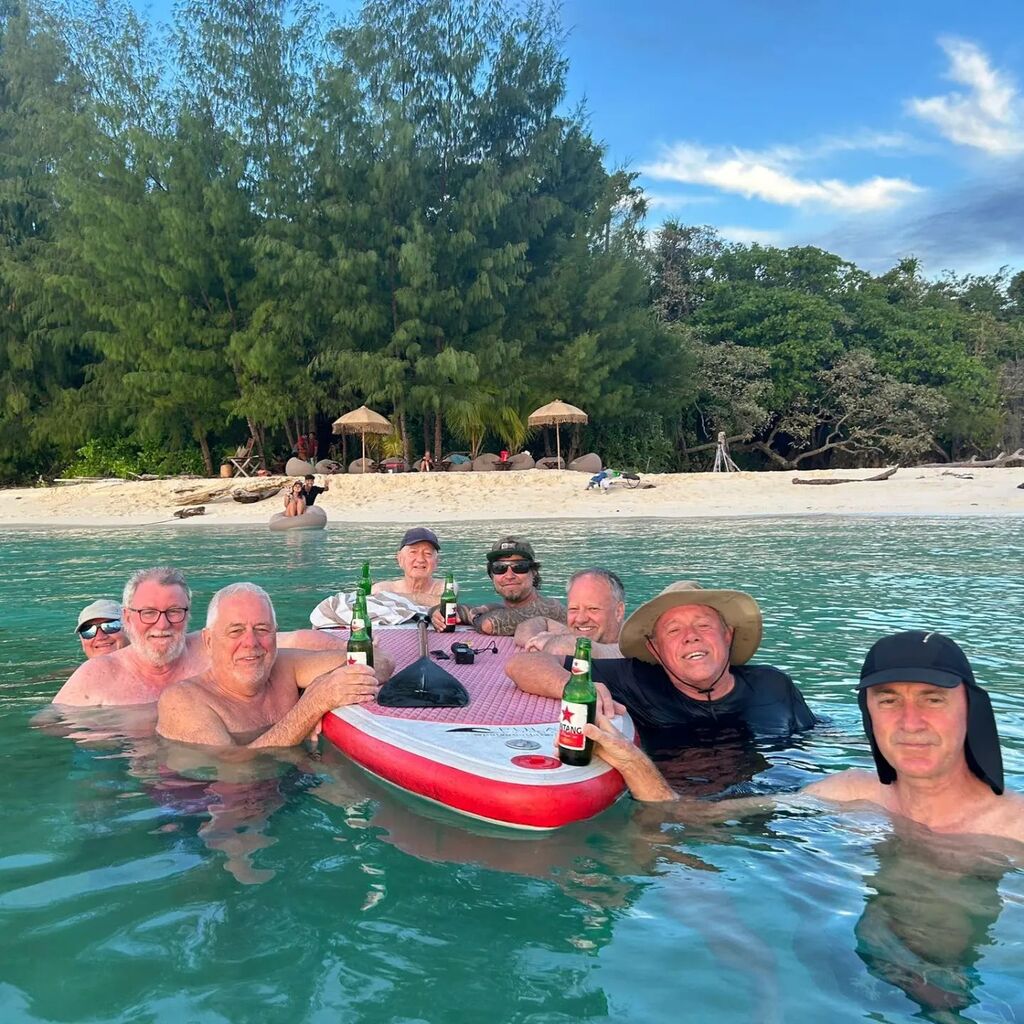 CalicoCharters's tweet photo. Sipping beers &amp; cocktails on the crystal-clear waters at Calico Jack's floating beach bar; paradise found! 🍹🌊🏝 🏴‍☠️ 

 #CalicoJack #beachbar #paradisefound #cenderawasihbay #liveaboardlife #liveaboard #AdventureTravel https://t.co/OqFRviEwvl https://t.co/9lWxrK1kP1