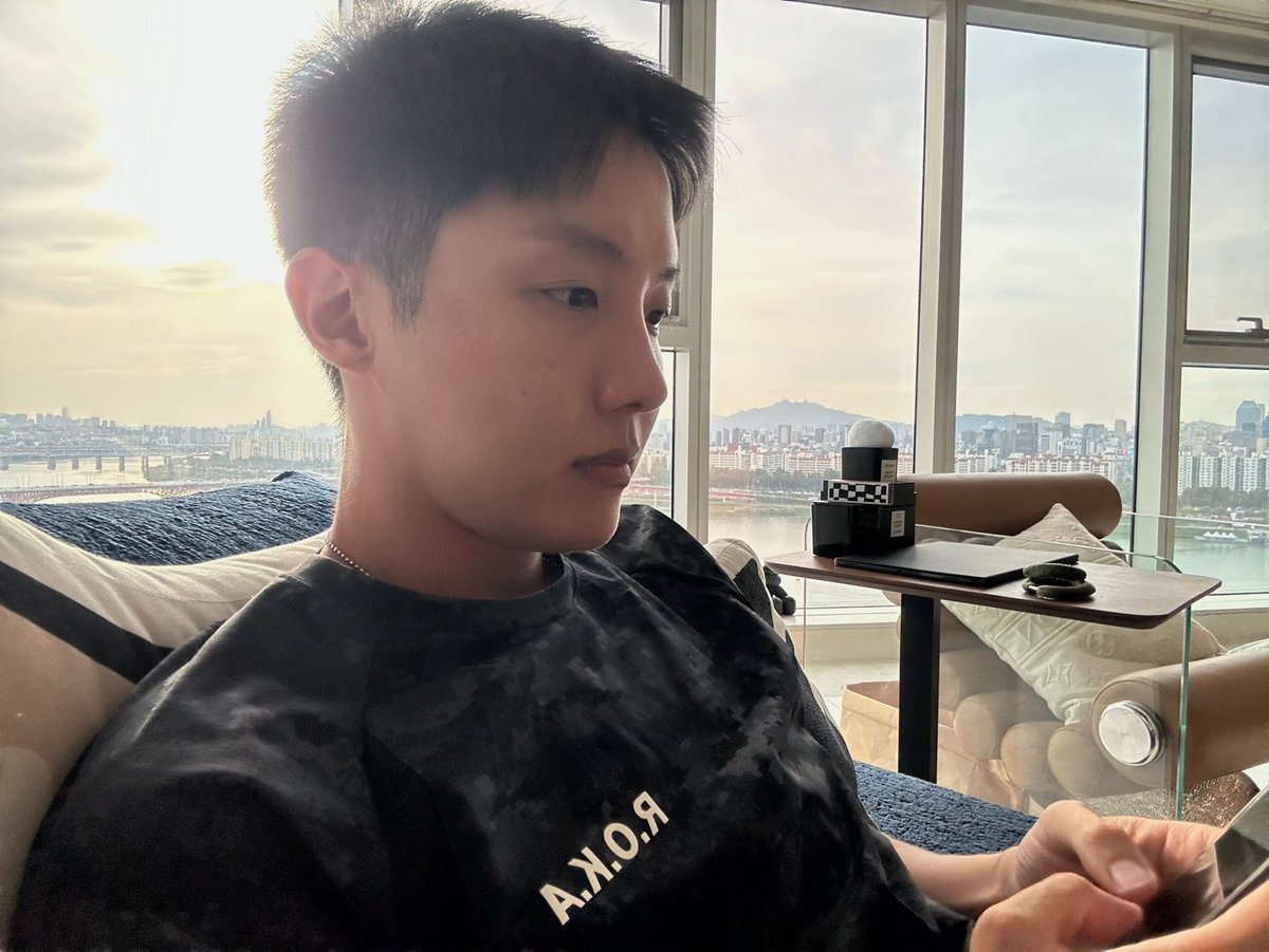 burrikoo's tweet photo. sunshine is here :( I MISS YOU HOBI KO https://t.co/LzpaueBSvN