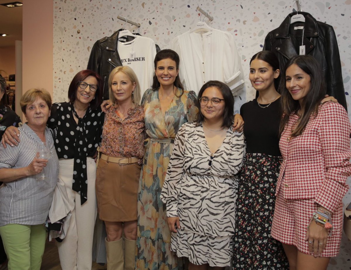 NAF NAF inaugura en Santiago su nueva tienda en España de la mano de María Piñeiro 21noticias.com/2023/10/06/naf… 
<a href="/marupardal/">Maru Pardal</a> <a href="/thesisismess/">thesisismess</a> <a href="/NafNafEs/">NAFNAF</a>