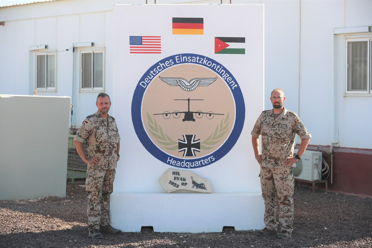 Bw_Einsatz's tweet photo. Oberstleutnant Lars G. und Oberleutnant Nils G. sind Brüder. Die beiden Soldaten sind bei der Mission #CounterDaesh für die #BundeswehrImEinsatz. Die Mission erstreckt sich über die Länder Jordanien, Irak und Qatar. https://t.co/t8L3Wulube