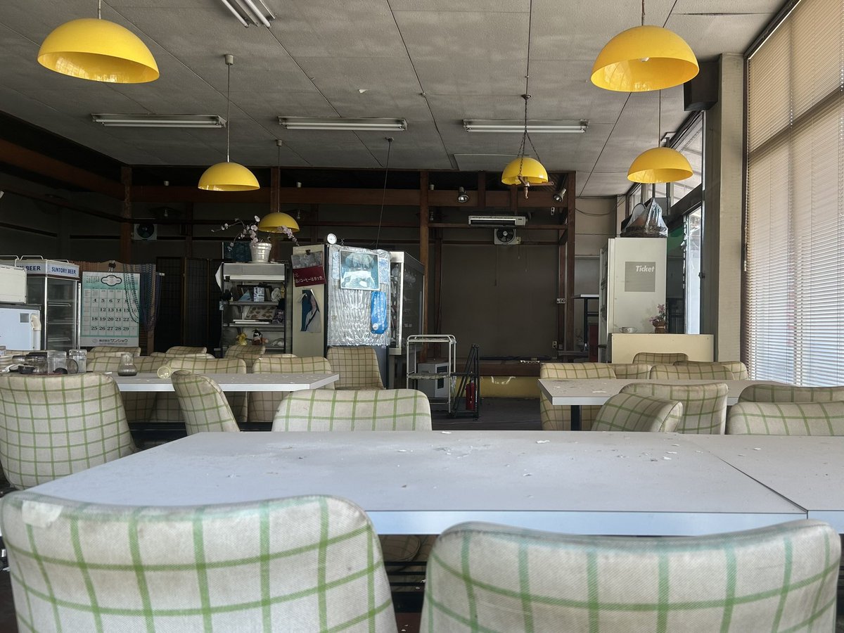 昭和の廃ドライブイン
1975年（昭和50年）12月にオープンしたドライブインレストラン
黄色のペンダントライトや食品サンプルの陳列ケースの照明など随所に懐かしさを覚えた
カレンダーは2008年（平成20年）2月で止まっていた
その頃に閉店されたのだろう