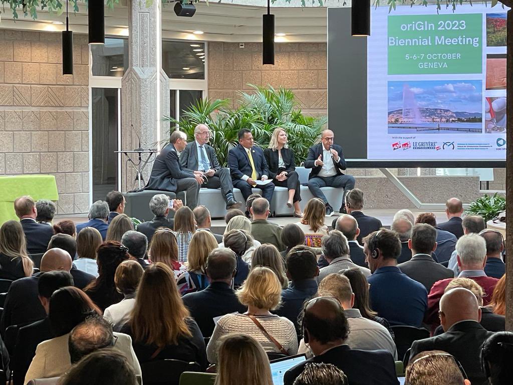 paolodecastro's tweet photo. #Ginevra🇨🇭#OriGIn2023 Biennial Meeting 🗣️Le #IG possono aiutare il dibattito europeo a fornire una nuova narrrativa su #agricoltura dove #storia #origine #tradizioni raccontano delle nostre radici culturali e come grazie a tanti piccoli produttori e allevatori si difendono i nostri territori #DOPeconomy @oriGInNetwork 

 @ItalyMFA @SocialMasaf