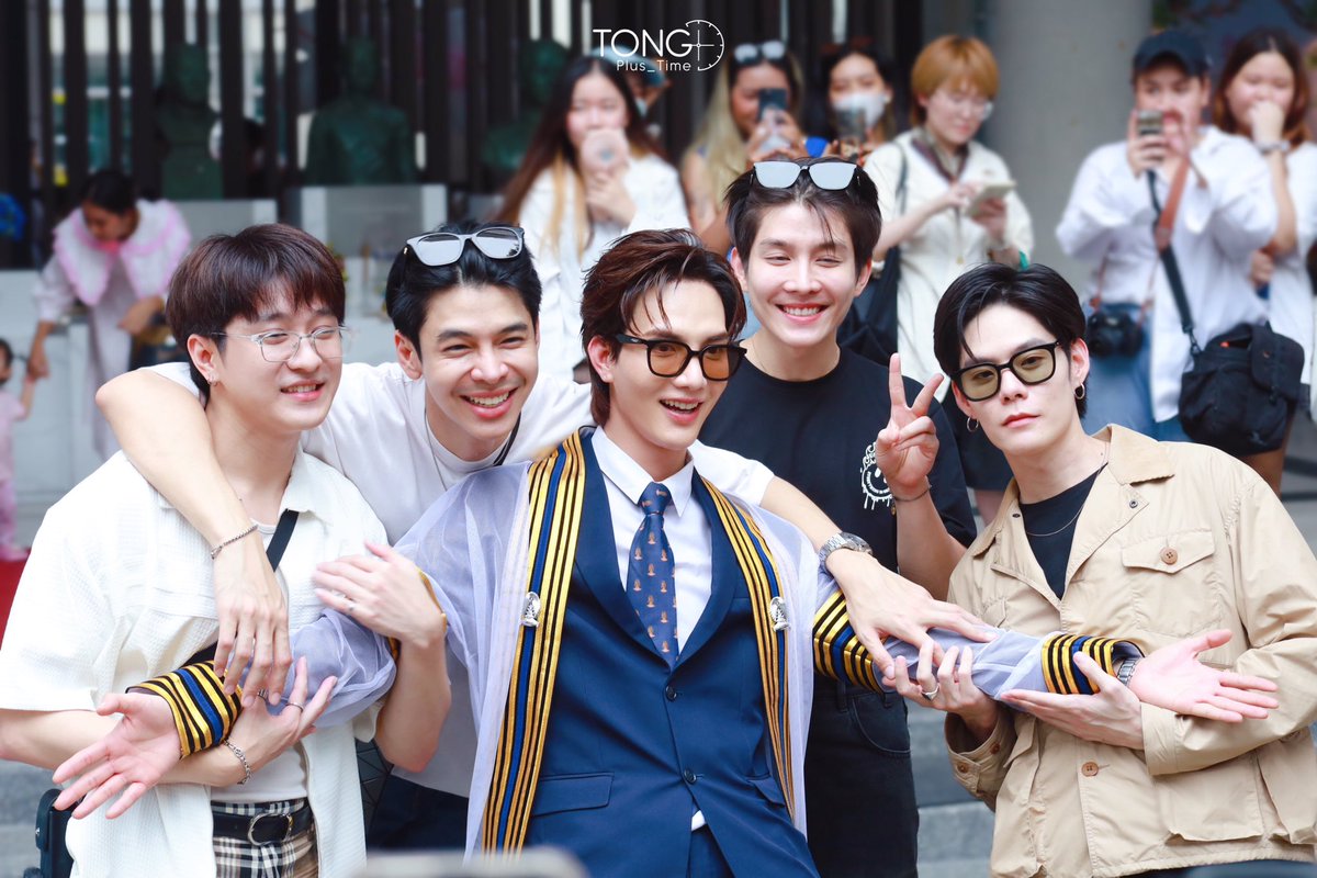 TongPlus_Time's tweet photo. ขอบคุณอัส จ๊อบ บาส น็อต ที่มาร่วมแสดงความยินดีกับพี่ต๋องในวันนี้นะคะ
#ต๋องปริญญาโทGoปริญญาใจ
#Tongthk
#ปลาน้อยของต๋อง
#TongAquarium https://t.co/Q5FwloacOg