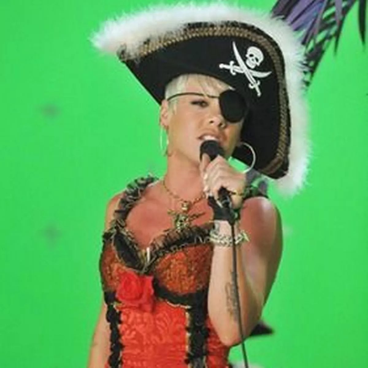 PopCrave's tweet image. P!nk tells @LATimes that she wishes she never released the song “We’ve Got Scurvy” for SpongeBob SquarePants:

“That was a real mistake.”