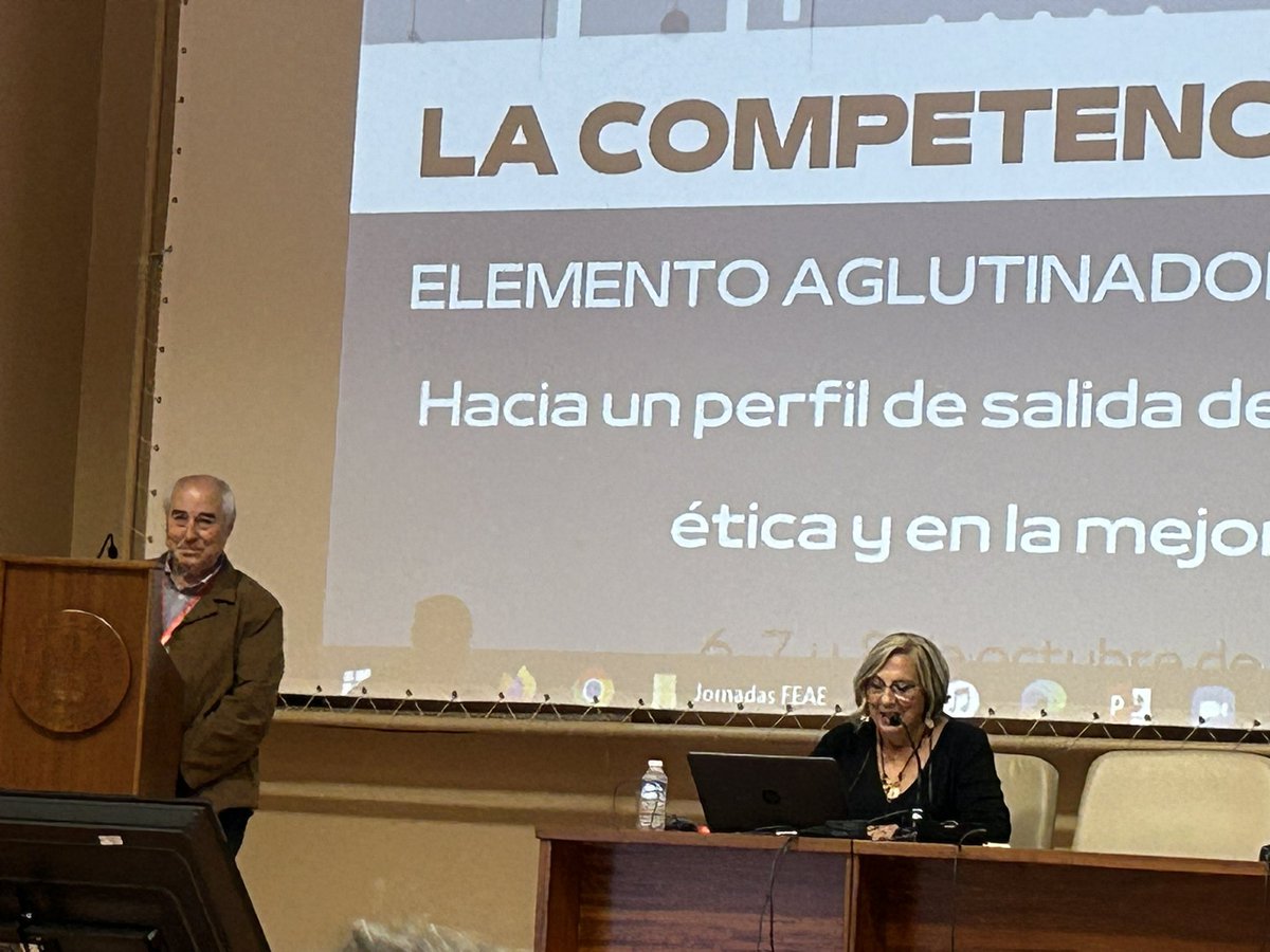 cfeaecv's tweet photo. #XXXJornadasEstatalesFEAE Ponencia inaugural de José Luis Puerto (Premio de las Letras de CyL) sobre “Hacía un nuevo humanismo:sesgos educativos “. Presentado por Carmen Romero, presidenta FEAE CyL https://t.co/q3wRWCZAKX