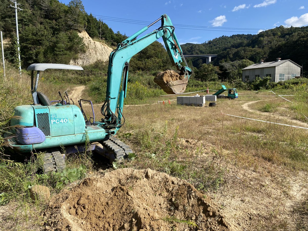 yansuga2's tweet photo. オフロードパーク有漢
コース整備&amp;重機担当のスガやんです。

雨でコース内が荒れないよう複数箇所に溝切りをつくってます。今週末、有漢に遊びにきてくださる皆様は様子みて走って下さいね！

#あまくちランド有漢
#ミニモトKING最終戦
#セクションつくりもやってます！ https://t.co/qpJ7MdzrxV