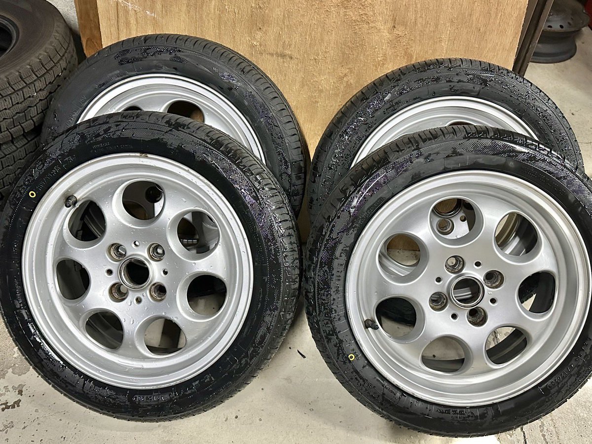 WellaAutoRepair's tweet photo. こんばんは🌙スタッフのゆかです👱🏻‍♀️

先日は車検でお預かりしてましたNBのお引き取りの前に洗車を済ませ納車で���た🎉

いつもありがとうございます🙇🏼‍♀️
またのご来店をお待ちしております♪

そして月初の一日は午前中から毎月恒例の一日���りに行かせていただき先月も無事に仕事を終えさせていただいた感謝をお伝えさせてもらい、今月も皆様が事故等が無い様にお祈りさせていただいた後、コンベックスの「Show case-eurocarfes」の見学に同行させて頂きました🚗

久々に車のイベントに行きましたが、やっぱり車好きの方が集まったりするから駐車場にとんでもなくかっこいいのがいるのあるあるですよね（笑）

なので私は駐車場の時点で大興奮しておりました（笑）

会場へ入り色々なかっこいい車を見せて頂き、ここカーボンにできるのか…とかここまでとことん内装の色を合わせられるんだ…とかボディーとキャリパーの色合わせてるの統一感あっていいなあ…とか

色々と勉強になり刺激的で楽しかったです🤤

常連様や初めてお会いした方やお話してくださった方々、少し人見��りが発動してしまい申し訳なかったですがありがとうございました🙇🏼‍♀️

午後からは工場に戻り車検でお預かりしてましたフィットクロスターの洗車をさせて頂きました(このお車につきましては昨日じょうさんが詳しく説明しておりますので良ければご覧ください🫡

そしてもう少しで納車のキャロルのホイールをじょうさんと役割分担しながら洗いました🤲🏻🧼裏までピカピカです✨

ここ数日の事を一気に書かせて頂きましたが今月もよろしくお願い致します🙇🏼‍♀️！！

#wellaautorepair #ウエラオートリペア #岡山市 #岡山市北区 #自動車整備 #自動車販売 #岡山市自動車整備 #岡山市自動車販売  #癖のある車屋 #癖のある店主 #癖のある店員 #アダルトバラエティショップ #浅く深く狭く広く痒い所に手が届いてより痒くなる車屋