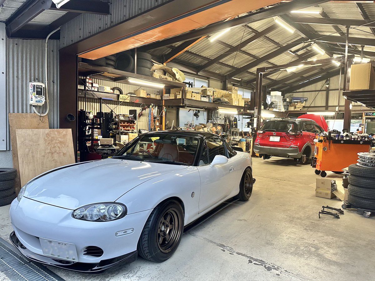 WellaAutoRepair's tweet photo. こんばんは🌙スタッフのゆかです👱🏻‍♀️

先日は車検でお預かりしてましたNBのお引き取りの前に洗車を済ませ納車で���た🎉

いつもありがとうございます🙇🏼‍♀️
またのご来店をお待ちしております♪

そして月初の一日は午前中から毎月恒例の一日���りに行かせていただき先月も無事に仕事を終えさせていただいた感謝をお伝えさせてもらい、今月も皆様が事故等が無い様にお祈りさせていただいた後、コンベックスの「Show case-eurocarfes」の見学に同行させて頂きました🚗

久々に車のイベントに行きましたが、やっぱり車好きの方が集まったりするから駐車場にとんでもなくかっこいいのがいるのあるあるですよね（笑）

なので私は駐車場の時点で大興奮しておりました（笑）

会場へ入り色々なかっこいい車を見せて頂き、ここカーボンにできるのか…とかここまでとことん内装の色を合わせられるんだ…とかボディーとキャリパーの色合わせてるの統一感あっていいなあ…とか

色々と勉強になり刺激的で楽しかったです🤤

常連様や初めてお会いした方やお話してくださった方々、少し人見��りが発動してしまい申し訳なかったですがありがとうございました🙇🏼‍♀️

午後からは工場に戻り車検でお預かりしてましたフィットクロスターの洗車をさせて頂きました(このお車につきましては昨日じょうさんが詳しく説明しておりますので良ければご覧ください🫡

そしてもう少しで納車のキャロルのホイールをじょうさんと役割分担しながら洗いました🤲🏻🧼裏までピカピカです✨

ここ数日の事を一気に書かせて頂きましたが今月もよろしくお願い致します🙇🏼‍♀️！！

#wellaautorepair #ウエラオートリペア #岡山市 #岡山市北区 #自動車整備 #自動車販売 #岡山市自動車整備 #岡山市自動車販売  #癖のある車屋 #癖のある店主 #癖のある店員 #アダルトバラエティショップ #浅く深く狭く広く痒い所に手が届いてより痒くなる車屋