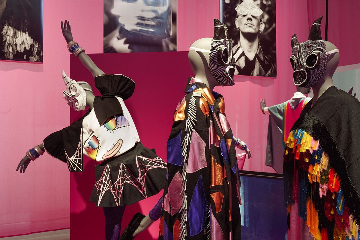 madameFIGARO_jp's tweet photo. パリの #laGalariedu19M で開催中のカルラ・フェルナンデス展。メキシコシティをベースに活動する前衛デザイナーの彼女は、自国の職人技術を守るエシカルなクリエイションをフィーチャー。これらが #le19M 発のフランスのサヴォワールフェールと、会場内で対話しているよう。
https://t.co/qVxRRqFTey https://t.co/p1LY8GZDsL