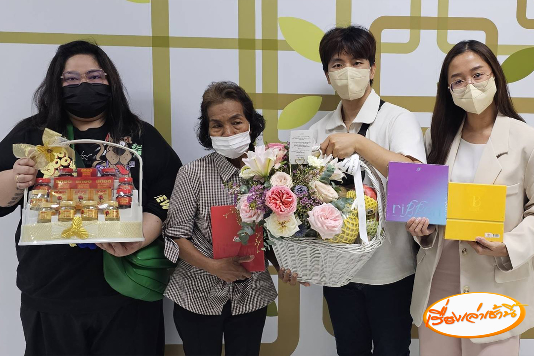 MorningNewsTV3's tweet photo. ภายหลังจากที่นักร้องหนุ่ม แบมแบม กันต์พิมุกต์ โพสต์ข้อความผ่าน X ส่งกำลังใจให้แฟนคลับ ที่ได้รับบาดเจ็บจากเหตุถูกยิงที่พารากอน 

ล่าสุด แบมแบม ได้ให้ตัวแทนผู้จัดคอนเสิร์ต iME Thailand ส่งกระเช้าเยี่ยม พี่หนิง อากาเซที่ได้รับบาดเจ็บ ซึ่งรักษาตัวอยู่ที่โรงพยาบาล พร้อมเขียนการ์ดข้อความระบุว่า 

"To. พี่หนิง พี่หนิง สวัสดีครับ ผมแบมแบมเองนะครับ วันนี้ ผมมีของเล็กน้อย และข้อความมาฝากพี่หนิงนะครับ

อยากให้พี่หนิงหายไวๆ นะครับ มีหลายคนเป็นกำลังใจ และอยู่ข้างๆ พี่หนิงนะครับ อยากให้รู้ว่าพี่หนิงไม่ได้อยู่คนเดียว GOT7 และอากาเซทุกคน จะสู���ไปด้วยกันกับพี่หนิงนะครับ 

อยากให้พี่หนิง ตื่นมาดูข้อความดีๆ จากหลายๆ คน ที่ส่งมาให้นะครับ 

รัก และเป็นห่วงนะครับ BAMBAM"

#เรื่องเล่าเช้านี้ #ข่าวช่อง3 #ข่าวโซเชียล #แบมแบม