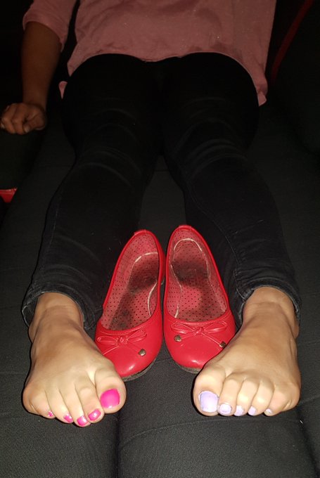 Do u like the new color on my toes? https://t.co/YaDkA6Ge2f<a href="/tag/flatshoes"class="tags"><span>#flatshoes</span></a><a href="/tag/wornshoes"class="tags"><span>#wornshoes</span></a>