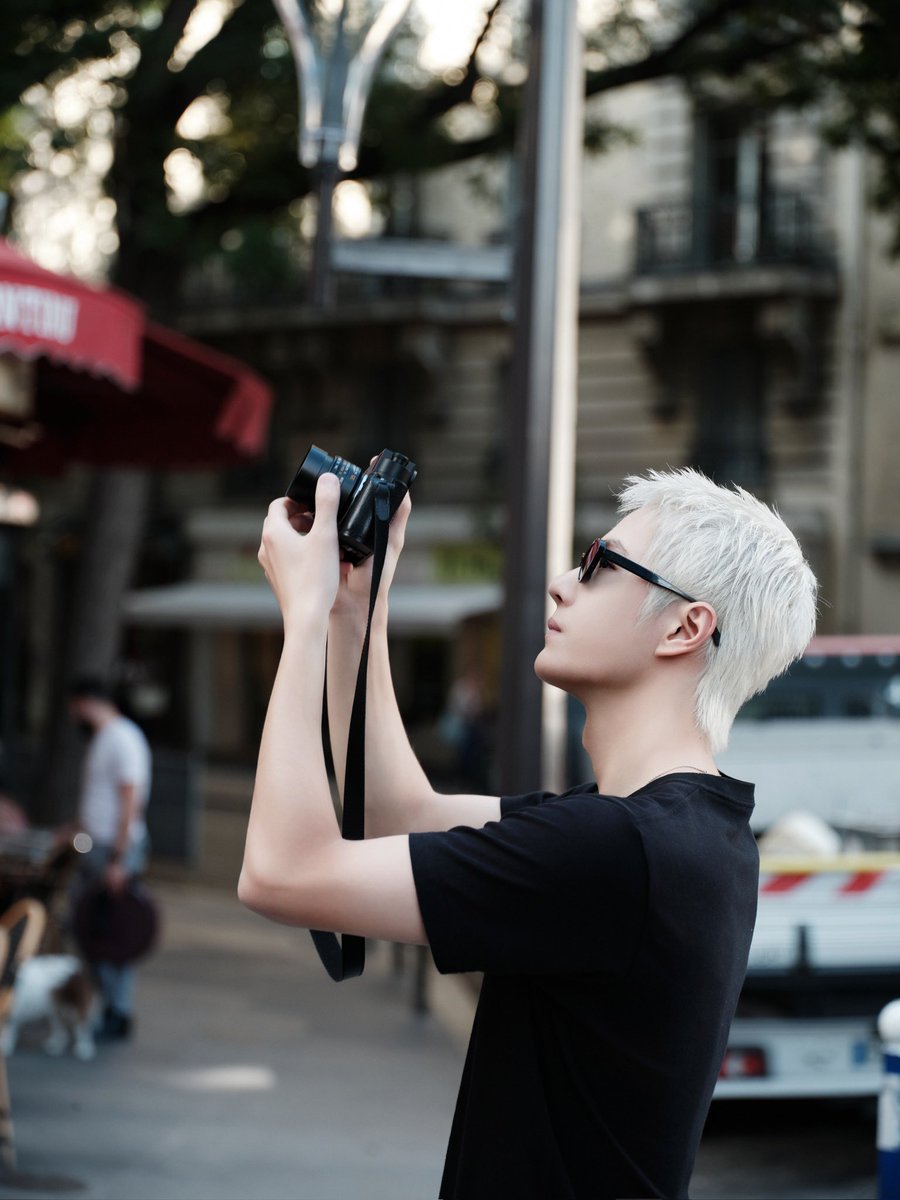 SgWangyibo's tweet photo. 231006/ YIBO-OFFICIAL Weibo update 

Tourist Photos from Paris 1/3 

CHANEL PRINCE WANG YIBO
#WangYibo_ChanelSS24
#WangYibo #PFW #CHANELSpringSummer @CHANEL https://t.co/u5kpL7ihKf