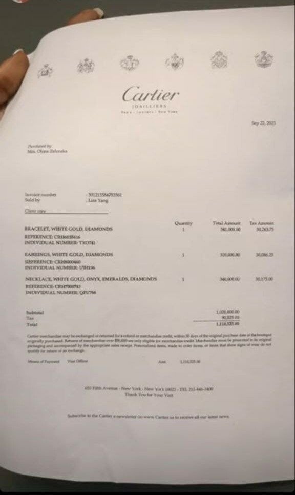 OrtigiaP's tweet photo. Olena Zelenska spende oltre un milione di dollari in gioielli Cartier a New York

Mentre il marito cocainomane parla all'assemblea delle Nazioni Unite e piagnucolando, implora altri miliardi per "la guerra", la moglie fa shopping sulla Fifth Avenue di New York

Pare che una dipendente di Cartier abbia "osato" proporre alla Zelenska un gioiello e lei irritata abbia detto "non ho certo bisogno dei tuoi consigli"

Sempre quanto riferito dalla dipendente la Zelenska ha poi discusso con il dIrettore, facendola licenziare. La dipendente per vendetta, ha pubblicato la foto della ricevuta sui suoi social

Non è la prima volta che lo shopping sfrenato della moglie del cocainomane in negozi extra lusso diventa pubblico. Nel Dicembre 2022 ha speso 40mila euro durante il suo viaggio a Parigi in concomitanza con la richiesta del marito di un maggiore sostegno finanziario da parte degli USA e della UE

Sembra che il suo appetito sia cresciuto notevolmente.  da truth il cavaliere nero

E NOI STIAMO FORAGGIANDO LE SPESE DA CARTIER DELLA SIGNORA #ZELENSKY  mentre i giovani muoiono sul campo.