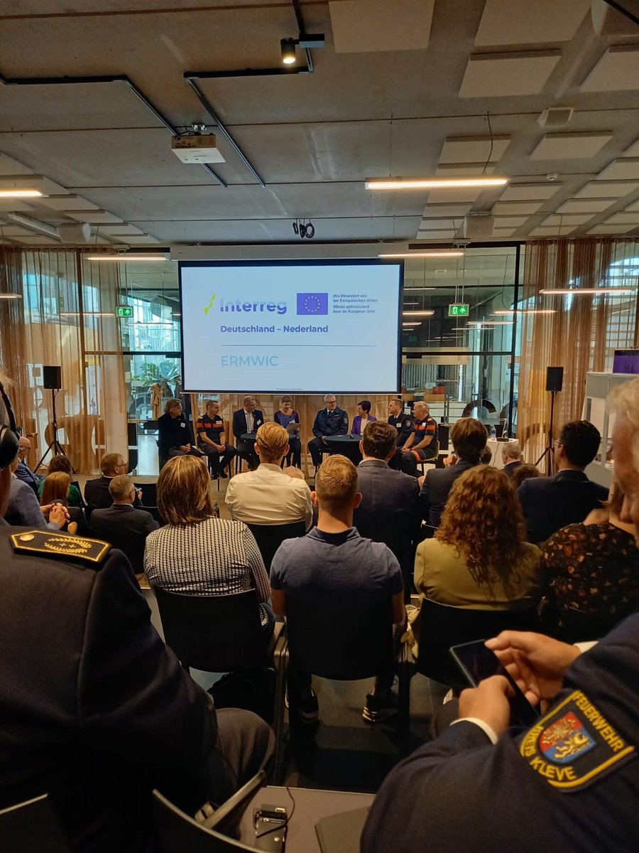 🇩🇪 Heute findet das Kick-Off des #Interreg-Projekts ERMWIC in Venlo statt. Zentral steht die Sicherheit im Falle von Krisen od. Katastrophen. <a href="/vr_ln/">Veiligheidsregio Limburg-Noord</a> <a href="/WirtschaftNRW/">Wirtschaft.NRW</a> <a href="/provgelderland/">Provincie Gelderland</a> <a href="/limburg/">Provincie Limburg</a> <a href="/EuregioRijnWaal/">Euregio Rhein-Waal</a> <a href="/euregioRMN/">euregio rhein-maas-nord</a> #interregdnl #europaomdehoek #euinmyregion