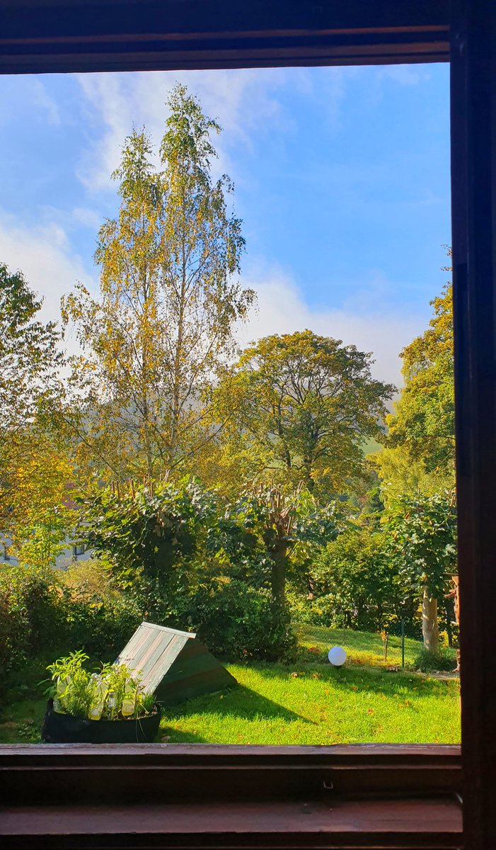 omicronCZ's tweet photo. Bleiberg pod mrakem⛅
🌡️10°C, vlhkost 87%, UV 1
Mírný vánek (1 Bft, JZ).
Tlak➡️. Viditelnost 15 km.

Teplota dnes v noci 3.1 °C❄️

Krásný pátek z meteostanice #Tempest na Bublavě v Kruškách😊

Web:
https://t.co/zWB5C9JyCZ

#bublava #WeatherTweet #krusnehory #TempestAmbassador https://t.co/ePnC6Ed5le