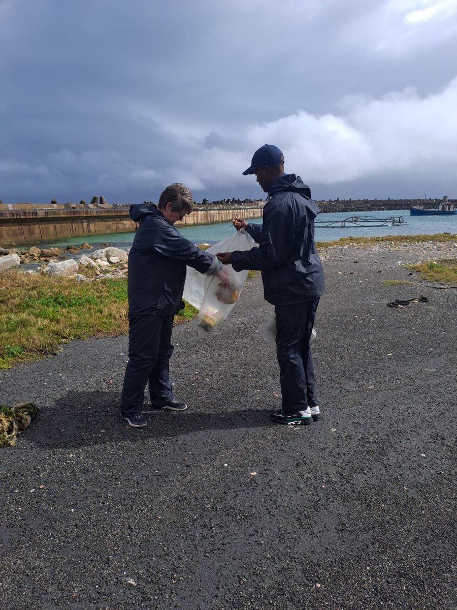 CSA_Gansbaai's tweet photo. Cleaning up Gansbaai harbour today! 🚮 

We found lots of polystyrene! To reduce use: Bring your own Tupperware to restaurants &amp; make sure to recycle. 

Join us in keeping our planet clean! 🌏💚 

#CleanUpGansbaai #EnvironmentalAction https://t.co/7Vd7fa2G93