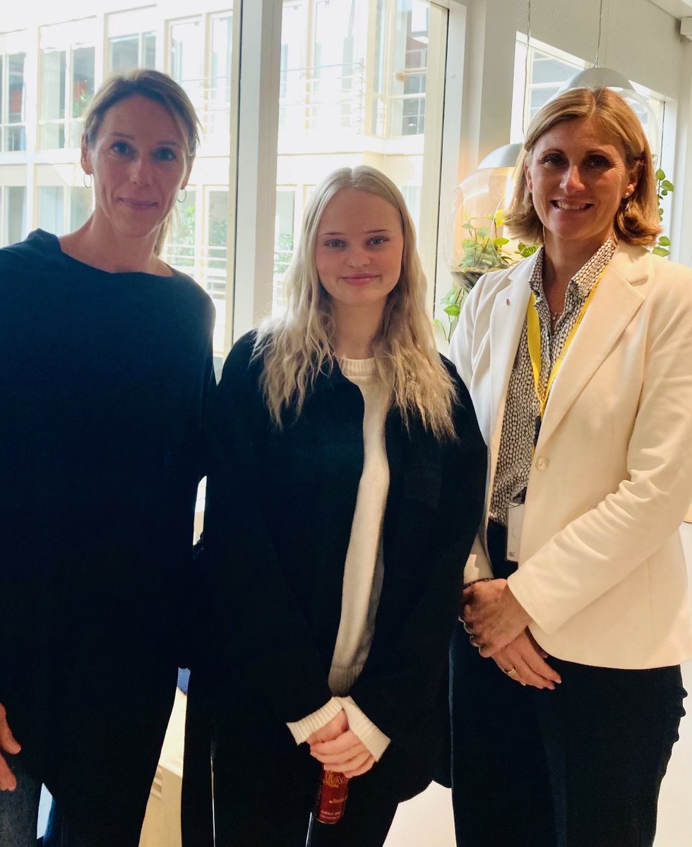 I veckan träffade Helena Finér och jag Olivia, från Attentions Arvsfondenprojekt Ung dialogs expertgrupp, och Fanny Eklund. Vi lyssnade på Olivias budskap om vad är viktigt för god vård för tjejer med NPF och psykisk ohälsa. Tacksam för samtalet! #svpol #vardpol <a href="/socialdep/">Socialdepartementet</a>