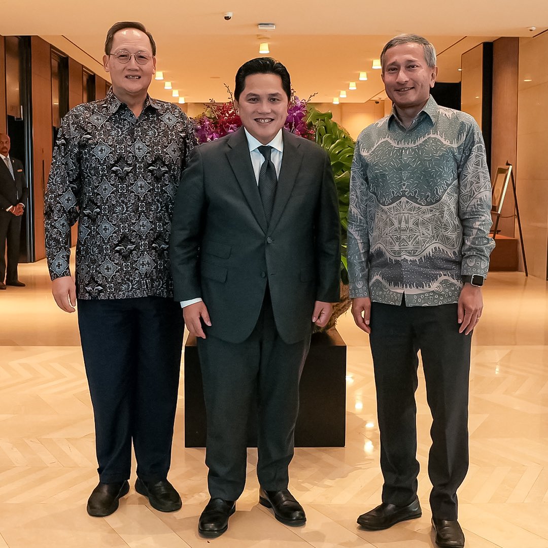 erickthohir's tweet photo. Siang tadi di Singapura, saya bertemu Menteri Luar Negeri Vivian Balakrishnan dan Menteri Tenaga Kerja sekaligus Wakil Menteri Perdagangan dan Industri Tan Lee Seng, untuk memperkuat kolaborasi Indonesia-Singapura. https://t.co/CCeASLXuYm