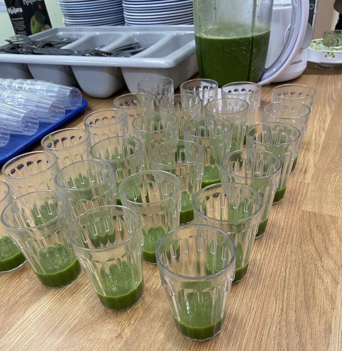 donnahousham82's tweet photo. Great start to the morning for all our kids at @CastleWood_ breakfast club, they all tried the vitamin boosting shot 🍏🥭🥬🍍&amp; got a sticker from us 🤗 thanks to the staff that came in and had one the kids thought that was great 😌 happy Friday everyone! https://t.co/jnLxAejq0V