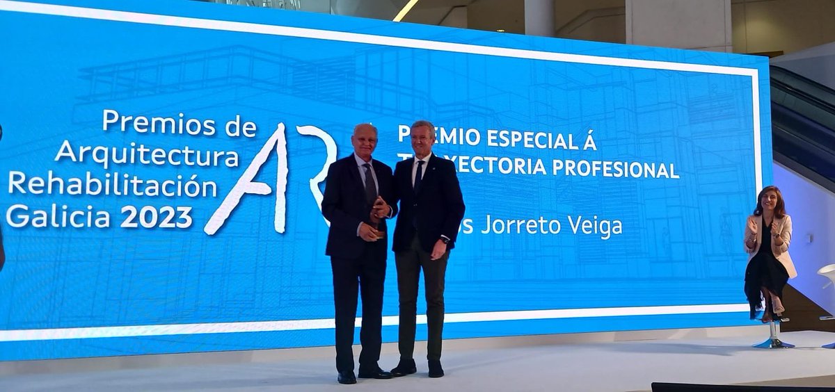 COAATIEOurense's tweet photo. Agora mesmo D. Carlos Jorreto Veiga, recibe de mans do presidente de la @Xunta @AlfonsoRuedaGal o premio á traxectoria profesional de #arquitectotecnico #aparellador non podemos estar mais orgullosos, parabens #conectAT https://t.co/bt8nvPDeKq