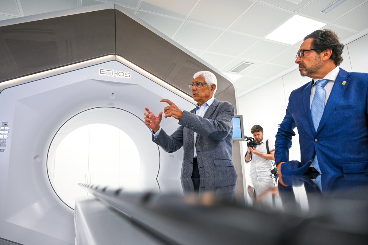 salutcat's tweet photo. 🔵 El conseller @ManelBalcells ha inaugurat a @ICO_oncologia de l’Hospitalet de Llobregat el nou accelerador Ethos, el primer accelerador lineal de Catalunya que permet realitzar radioteràpia adaptativa en temps real. També ha inaugurat la renovada unitat de braquiteràpia. https://t.co/ksnORkilaL